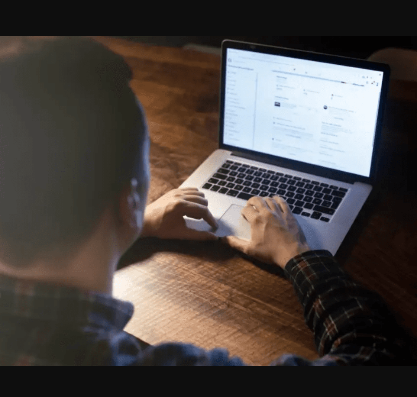 Laptop med strategisk marketinganalyse